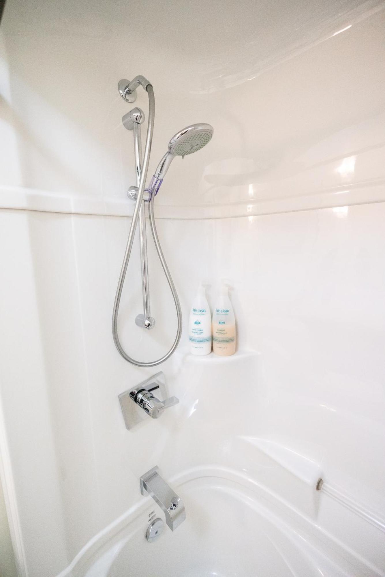 Spacious 3 Bedroom Apartment In Heart Of Niagara Thorold Ngoại thất bức ảnh