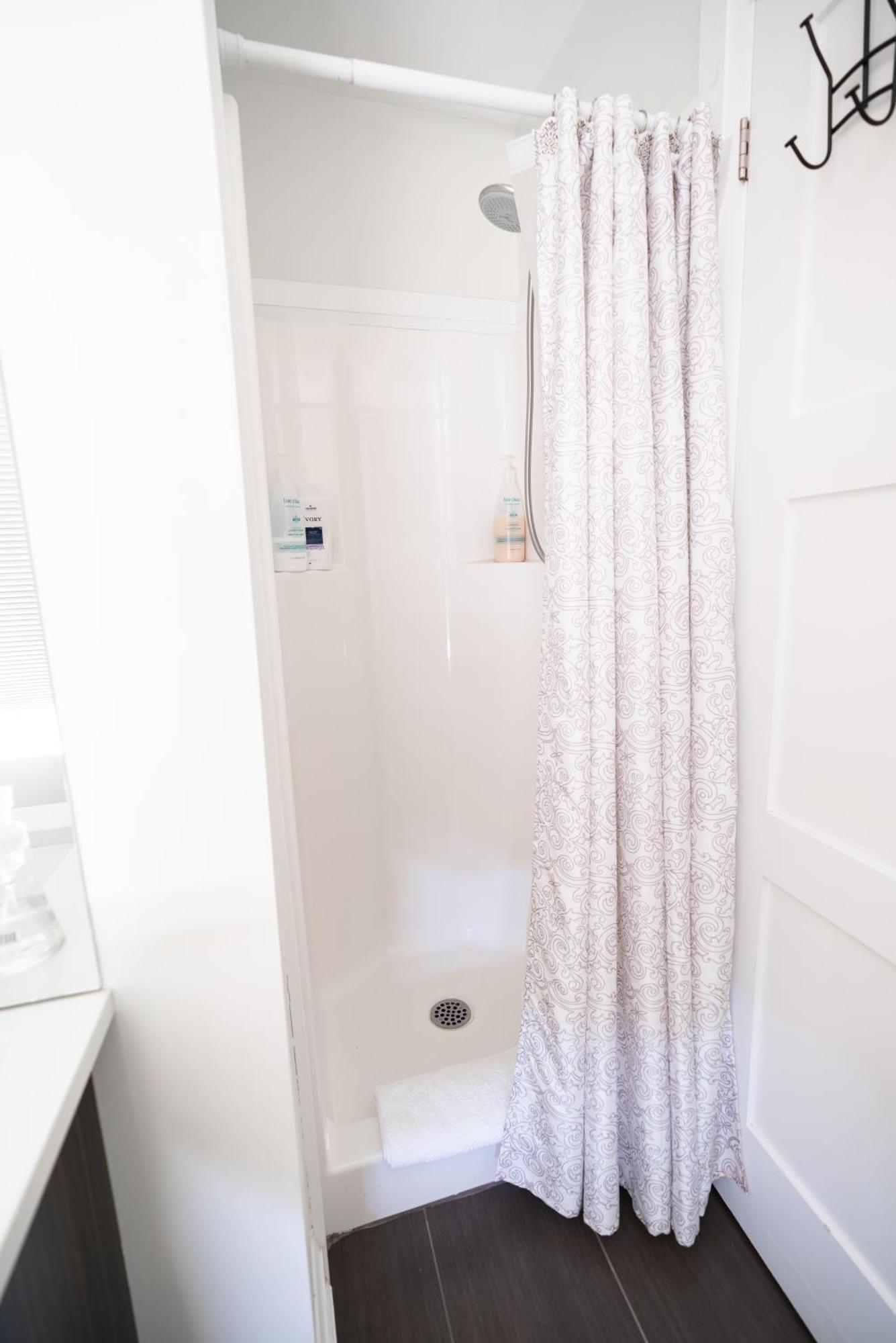 Spacious 3 Bedroom Apartment In Heart Of Niagara Thorold Ngoại thất bức ảnh